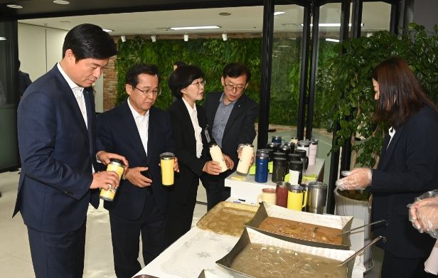 1. 부천시는 21일 ‘저탄소 식단의 날’을 운영, 조용익 부천시장이 채식 위주로 구성된 저탄소 식사에 동참했다.