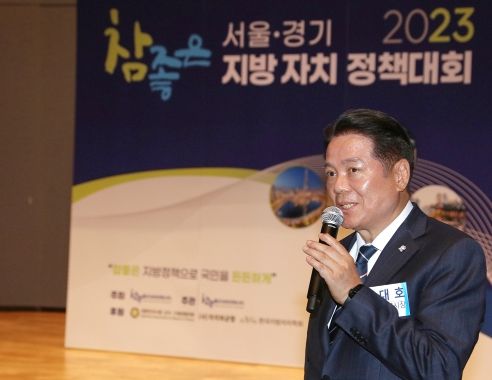 최대호 안양시장이 21일 오후 2시 경기도청 대강당에서 열린 정책대회에서 안양의 청년 정책에 대해 소개하고 있다