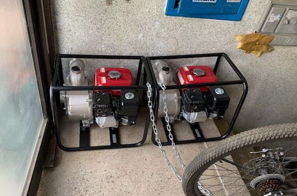 여름철 집중 호우시 지하층이 물에 잠겨 피해를 입는 A 연립에 전진 배치된 양수 장비