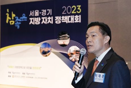 이재준 수원특례시장이 정책을 발표하고 있다.