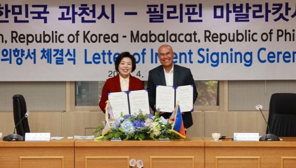 좌측부터 신계용 과천시장, 크리소스토모 가르보 필리핀 마발라캇시장