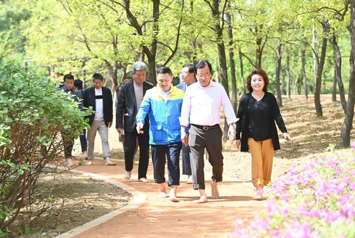 이현재 시장(맨 앞)과 주민들이 풍산근린3호공원에 조성된 하남시 1호 황토 산책길을 함께 걷고 있다.