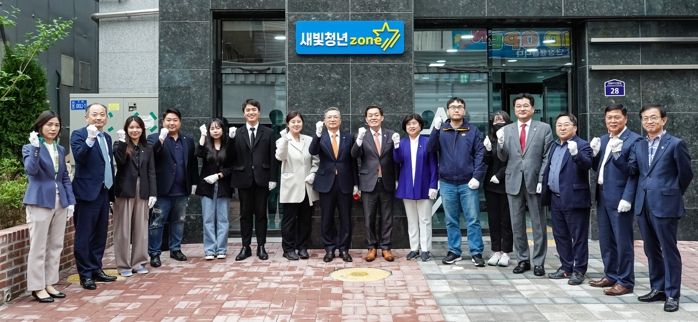 이재준 수원시장(오른쪽 8번째), 이한준 LH 사장(오른쪽 9번째), 조미옥 수원시의회 도시환경위원장(오른쪽 7번째), 박현수·정종윤·김소진 수원시의회 의원, 입주 청년 등이 새빛청년존 앞에서 함께하고 있다.