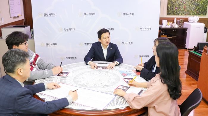 안산시의회 영어 공부 모임 1기가 지난 21일 의회 의장실에서 첫 모임을 가졌다.