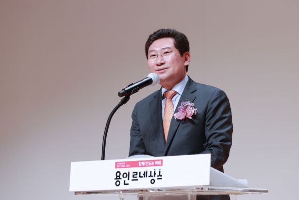 21일 용인시청 에이스홀에서 열린 제13회 새마을의 날 기념식에서 환영사를 하고 있는 이상일 용인특례시장