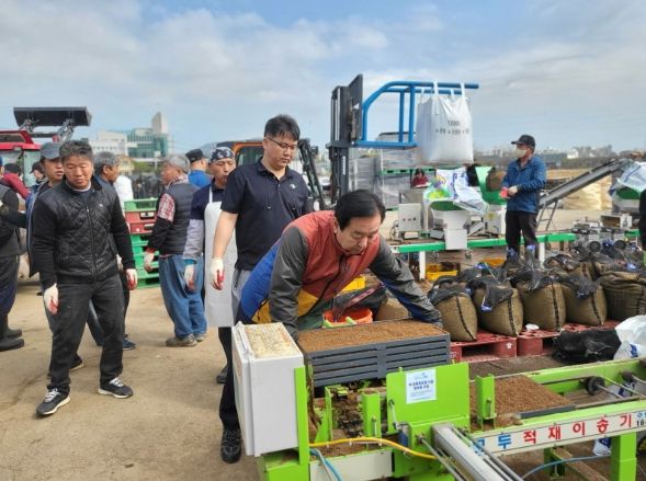 김성남 의원, 못자리 일손 돕기 및 영농 애로사항 청취 등 지역 밀착형 의정활동 펼쳐