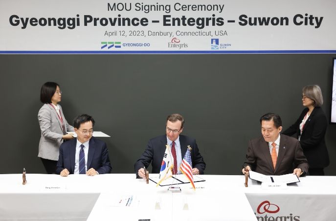 지난 12일(현지시각) 미국 코네티컷주 댄버리에서 이재준 수원특례시장(오른쪽)과 제임스 A 오닐 인테그리스 수석부회장(가운데)이 투자협약서에 사인하고 있다.