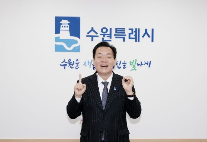 이재준 시장이 일회용품 제로챌린지에 참여하고 있다.(사진 속 숫자 10은 ‘1회용품 없는(0) 날’ 행사를 의미)