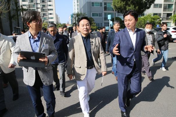 조용익 부천시장이 중동 노후 아파트단지를 방문해 신도시 재정비에 대해 설명하고 있다.