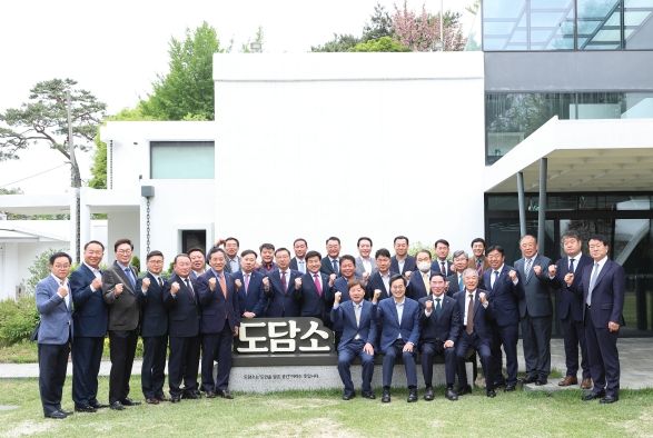 25일 오후 도담소에서 열린 민선 2기 경기도 시.군 체육회장 소통간담회에서 김동연 경기도지사와 경기도체육회장, 시.군 체육회장, 도의회 의장 및 문체위 위원장 등이 기념촬영을 하고 있다.