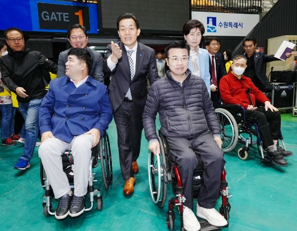 이재준 수원시장(가운데), 백혜련 의원(오른쪽), 김승원 의원(왼쪽) 등이 장애인들과 함께 행사장으로 들어오고 있다.