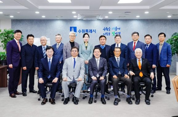 이재준 시장(앞줄 가운데)과 수원특례시 기독교 장로연합회 주요 임원진이 간담회 후 기념촬영을 하고 있다.