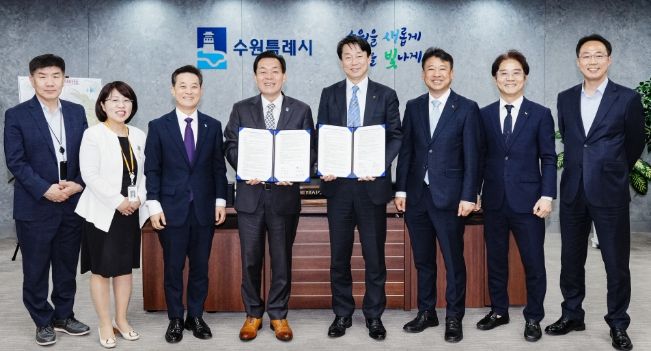이재준 수원시장(왼쪽 4번째), 김경덕 SK브로드밴드 CIC장(오른쪽 4번째) 등이 협약 후 함께하고 있다.