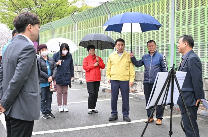 백영현 포천시장, 노후 공동주택 주차난 해소를 위한 '윤중아파트 인근 공영주차장 조성사업 현장설명회' 개최