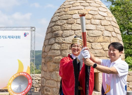 성남시 수정구 금토동 천림산 봉수지에서 ‘제13회 경기도장애인체육대회’ 성화 채화. 사진은 이진찬 성남시부시장과 성화 봉송 첫 주자인 시흥동 주민