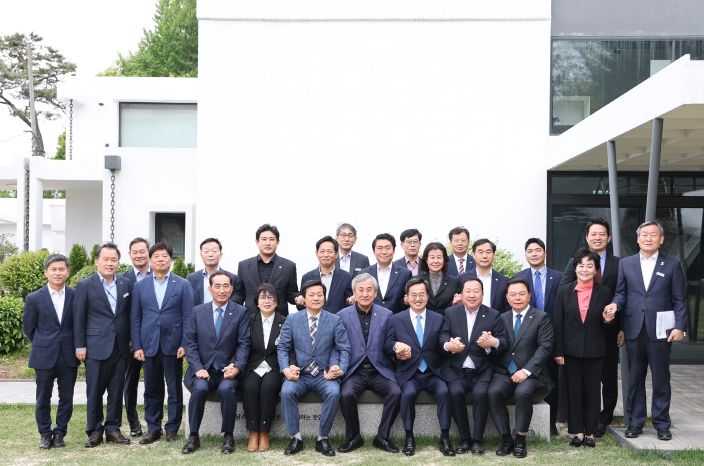 26일 오전 도담소에서 열린 경기도의회 안전행정위원회 오찬 간담회에서 김동연 경기도지사, 안계일 경기도의회 안전행정위원회 위원장, 이상원 경기도의회 안전행정위원회 부위원장, 문형근 경기도의회 안전행정위원회 부위원장, 경기도의회 안전행정위원회 상임위원 및 관계 공무원 등이 기념촬영을 하고 있다.