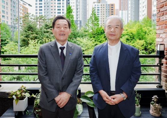 이재준 수원시장(왼쪽)과 이용훈 수원교구장이 함께하고 있다.