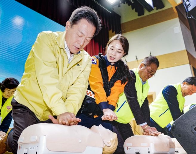 이재준 수원시장이 새빛안전지킴이 교육에 참여해 심폐소생술을 실습하고 있다.