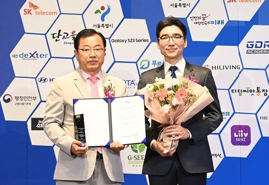이현재 하남시장(사진 왼쪽)이 27일 앰배서더 서울 풀만 호텔에서 개최된 ‘2023 국가대표브랜드 대상’시상식에서 살고 싶은 도시 분야 대상(기관상)을 수상하고 강형구 한양대학교 교수(심사위원장, 사진 오른쪽)와 기념촬영을 하고 있다.