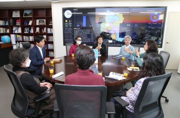 조용익 부천시장과 집무실을 방문한 시민들이 마주앉아 이야기를 나누고 있다