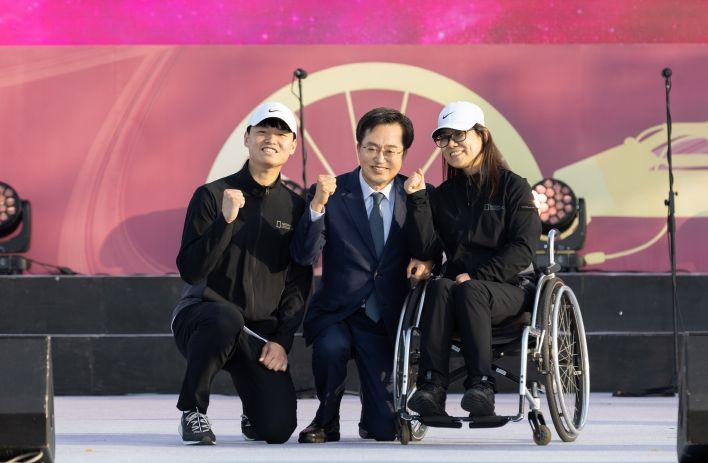 27일 오후 성남시종합운동장에서 열린 제13회 경기도장애인체육대회에서 박민재, 윤지유 선수대표가 김동연 경기도지사에게 대표선서 및 선서문 전달을 하고 기념촬영을 하고 있다.