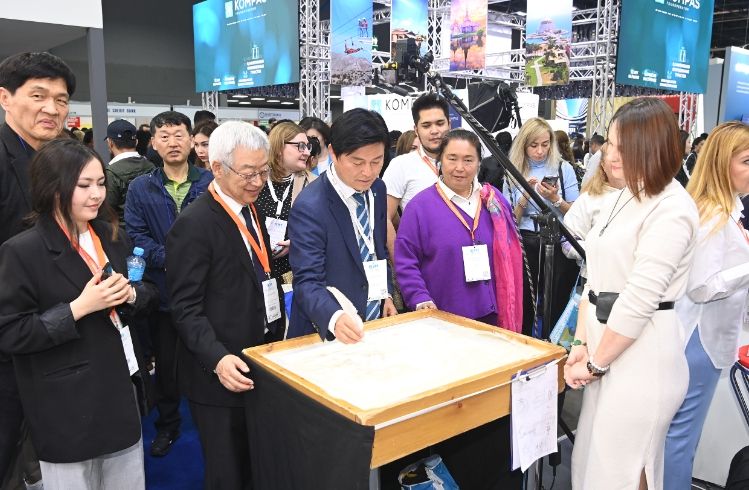 조용익 부천시장(앞줄 왼쪽 세 번째)이 카자흐스탄 국제관광박람회(KITF) 개막식을 참관하고 있다.