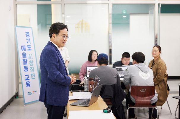 29일 오후 하늘소리협동조합 교육장에서 열린 경기도 AI 창작단 예술활동교육에서 김동연 경기도지사가 참여자들을 격려하고 있다.