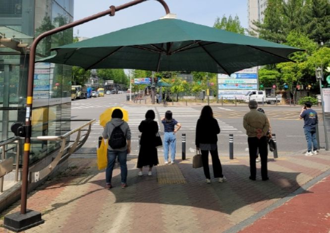 내리쬐는 햇볕을 잠시나마 피할 수 있는 그늘막 시설