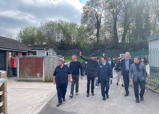 최대호 안양시장이 28일(현지시각) 프레스턴 시의회 의장 매튜브라운 및 관계자들과 함께 정책 현장을 돌아보고 있다