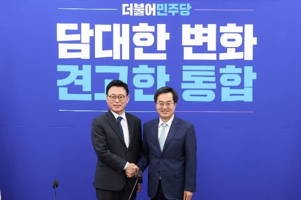 2일 오후 더불어민주당 원내대표실에서 김동연 경기도지사, 박광온 더불어민주당 원내대표가 기념촬영을 하고 있다.