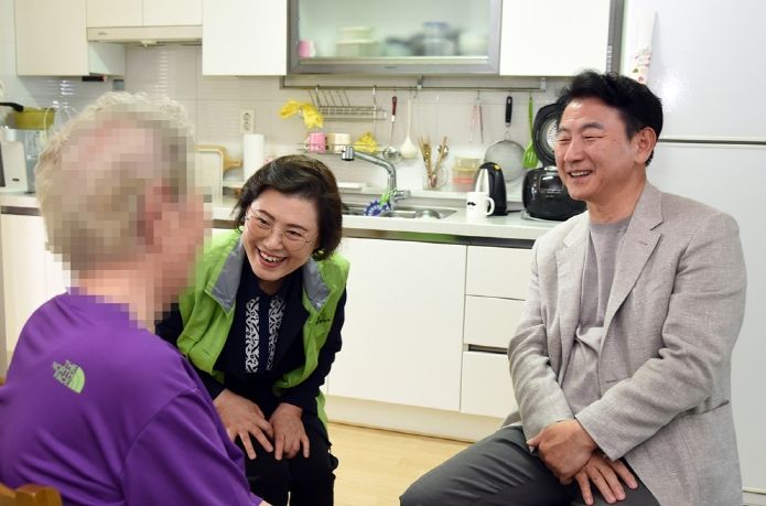 김동근 의정부시장, 독거 어르신 가정에 '어버이날 맞이 카네이션, 반려 식물 전달' 위문