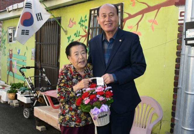 동두천시, 어버이날 독거노인 850명에 카네이션 전달