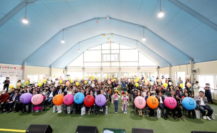 화성시 남부노인복지관에서 제51회 어버이의 날 기념 촬영 중이다.
