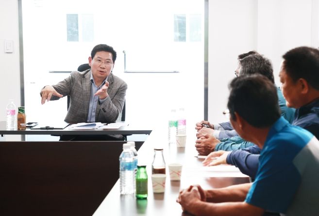 이상일 용인특례시장이 31일 용인 에코타운 조성 공사 현장에서 주민대표 등과 건의 사항을 듣고 대화를 나누고 있다