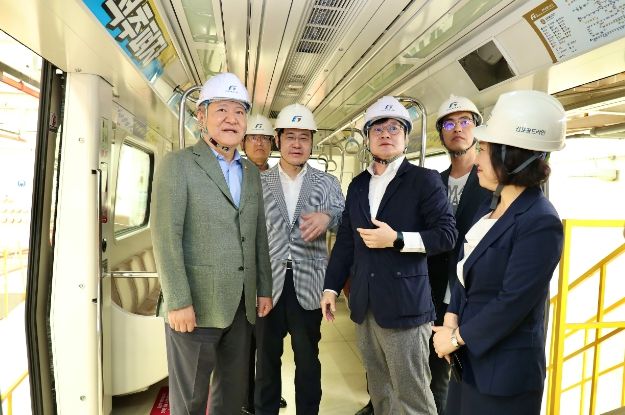 2일 이상민 행정안전부 장관, 오병권 경기도 행정1부지사가 김포골드라인 차량기지를 방문해 운영전반에 대해 점검하고 시민안전대책을 논의했다
