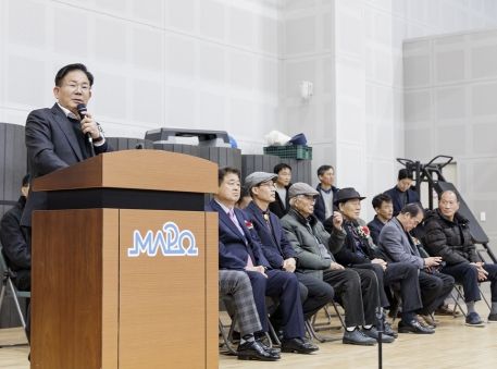 박강수 마포구청장이 제2회 마포구청장배 전국생활복싱 대회에 참석해 격려사를 전하고 있다.