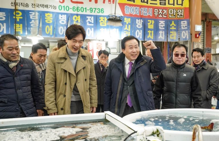 박홍률 목포시장, 연말 민생행보 전통시장 방문“밀착