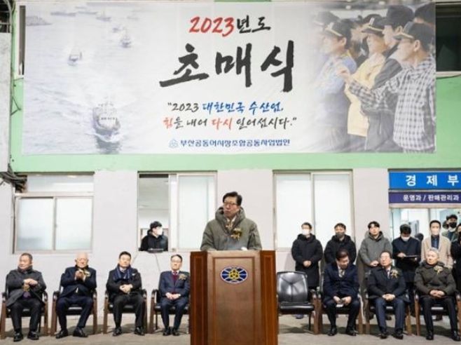 박형준 부산시장, 신년 행보로 부산공동어시장 초매식 참석