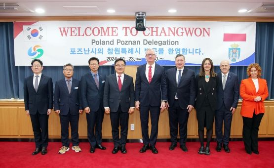 (장소 : 시청 시정회의실) 왼쪽부터 양희창 방위원자력특보, 김현수 경제일자리국장, 서정국 미래전략산업국장, 홍남표 창원시장, 야첵 야스코비악 포즈난 시장님, 토마스 코비에르스키 국제박람회 사장, 요안나 자비어렉 포즈난시 홍보미디어 사무관, 로버트키 모더트랜스 부사장, 요안나 쿠하르스카 포즈난 국제박람회 과장