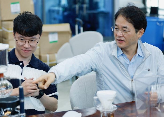 이동환 고양특례시장이‘2025년 제2차 직원 지역문화 체험’에 참여해 직원들과 함께 직접 커피를 내리고 있다.