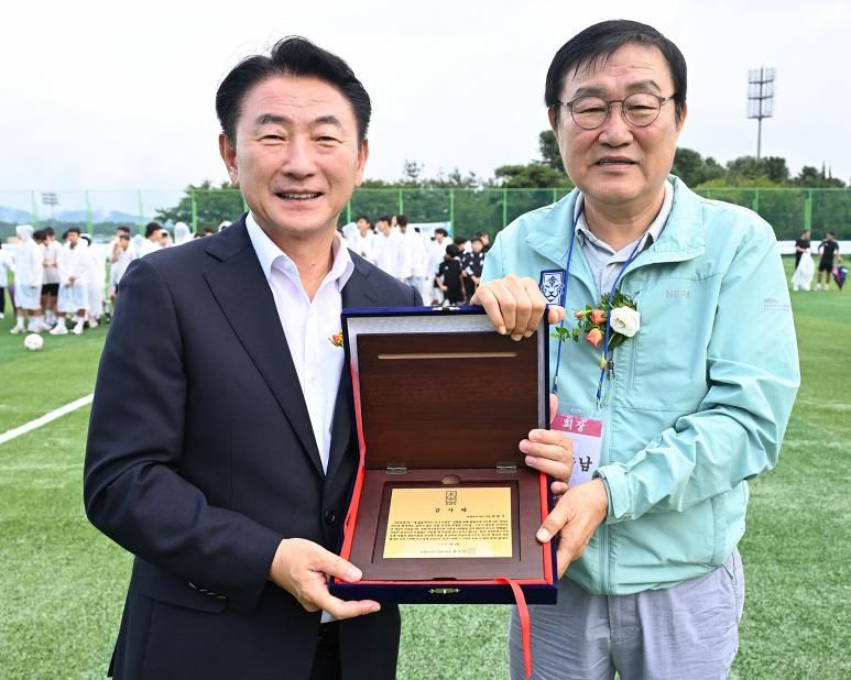 김동근 시장이 9월 6일 ‘녹양보조축구장’ 준공식에서 의정부시 축구협회로부터 감사패를 받은 뒤 기념사진을 찍고 있다.