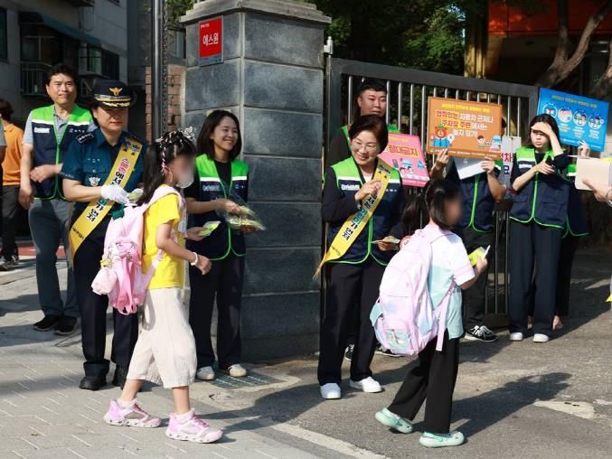 김미경 구청장(가운데)이 안전 보행 홍보에 나서고 있다