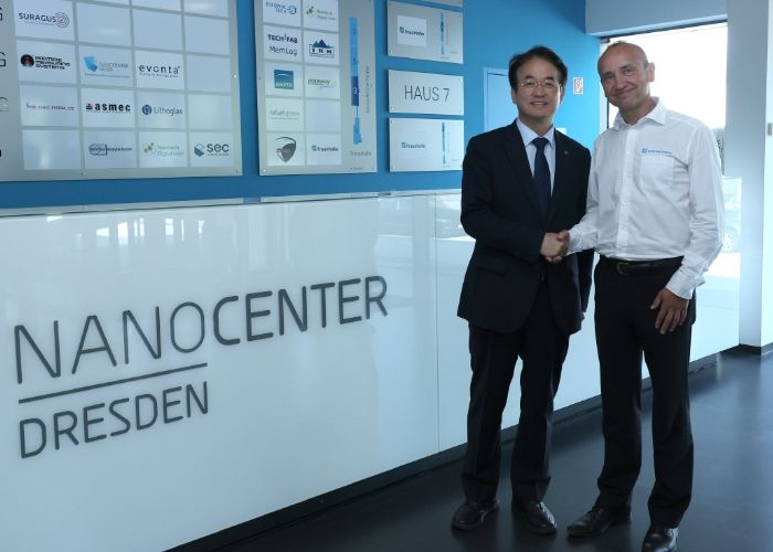 칩메트릭스(CHIPMETRICS)를 방문한 이동환 고양특례시장(왼쪽부터 이동환 고양특례시장, 토마스 베르너(Thomas Werner) 웨이퍼 계측 사업부장)