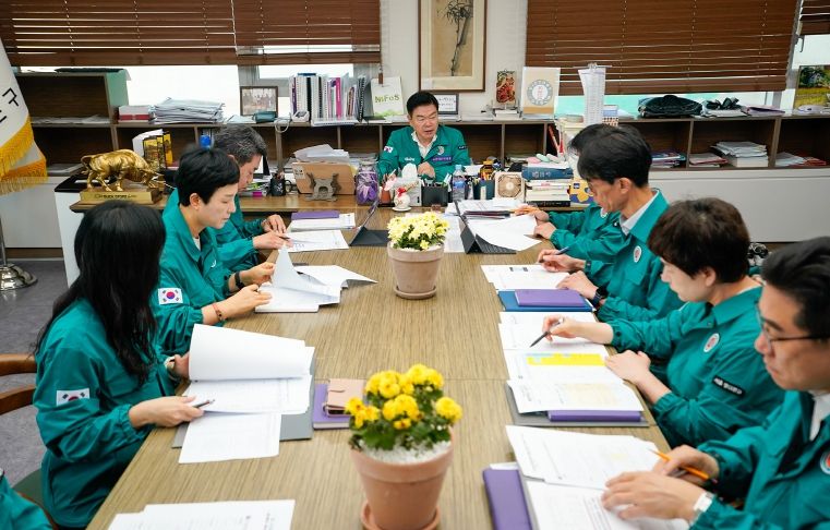 이필형 동대문구청장(사진 가운데)이 재난안전대책본부 회의를 주재하고 있다.