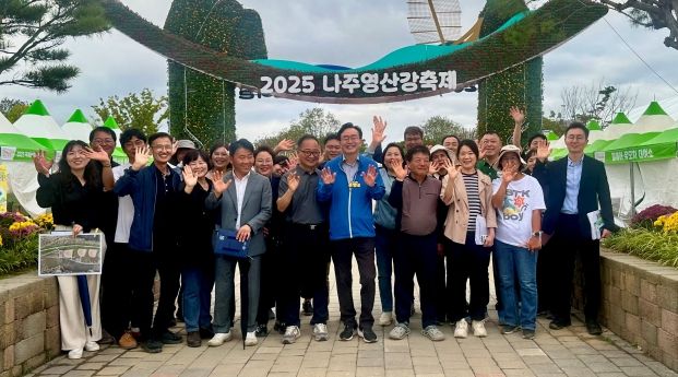 윤병태 시장(가운데)이 ‘2025 나주영산강축제’ 개막을 하루 앞두고 관계 공직자들과 현장 최종 점검에 나섰다.