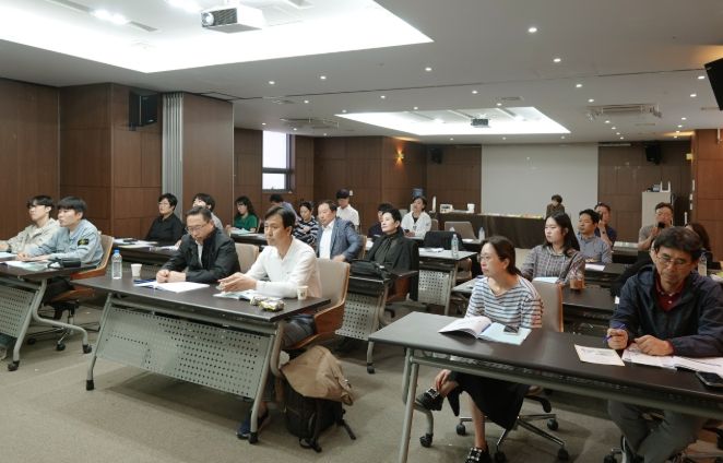 2025년 하반기 아산시의회 의정연수에서 교육을 듣고 있다.