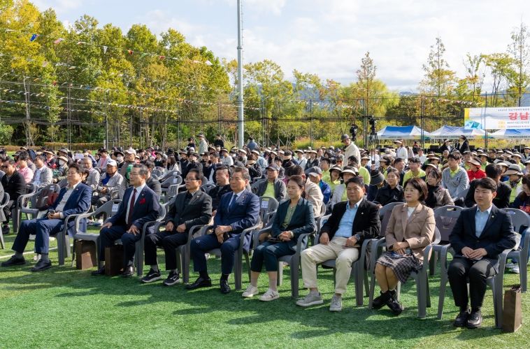 행사에 참여한 강남구의회 의원들(첫 번째 줄 좌측에서 1번째 이호귀 의장,3번째 복진경 부의장)
