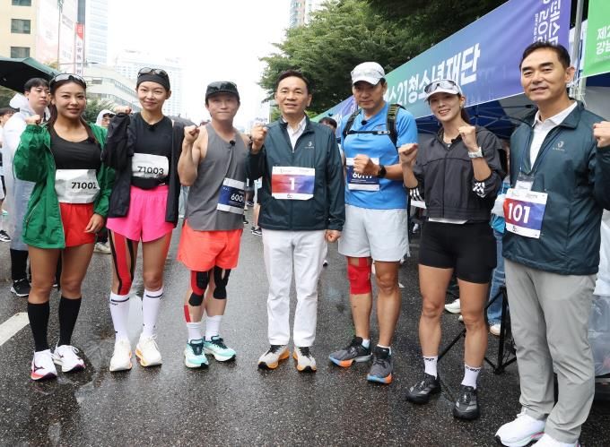 강남국제평화마라톤에서 런포유 선수들과 구청장(가운데)