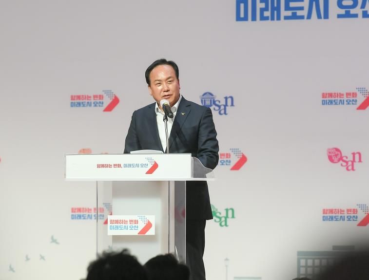 이권재 오산시장이 9월30일 돌봄통합지원법 시행준비 토론회에서 축사하는 모습