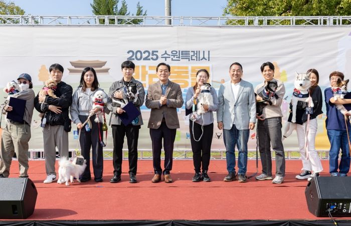 이재준 수원시장(왼쪽 5번째)이 매너견, 반려인들과 함께하고 있다.